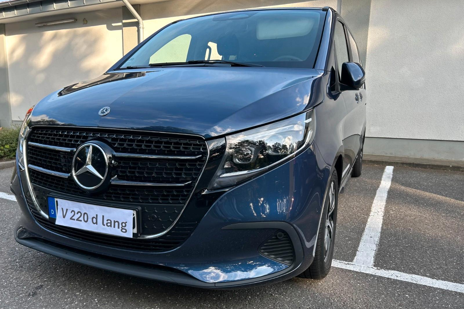 Mercedes-Benz-V-220-d-STYLE-Lang-–-Amenage-Handicap-–-2024-deutschautoimport 000