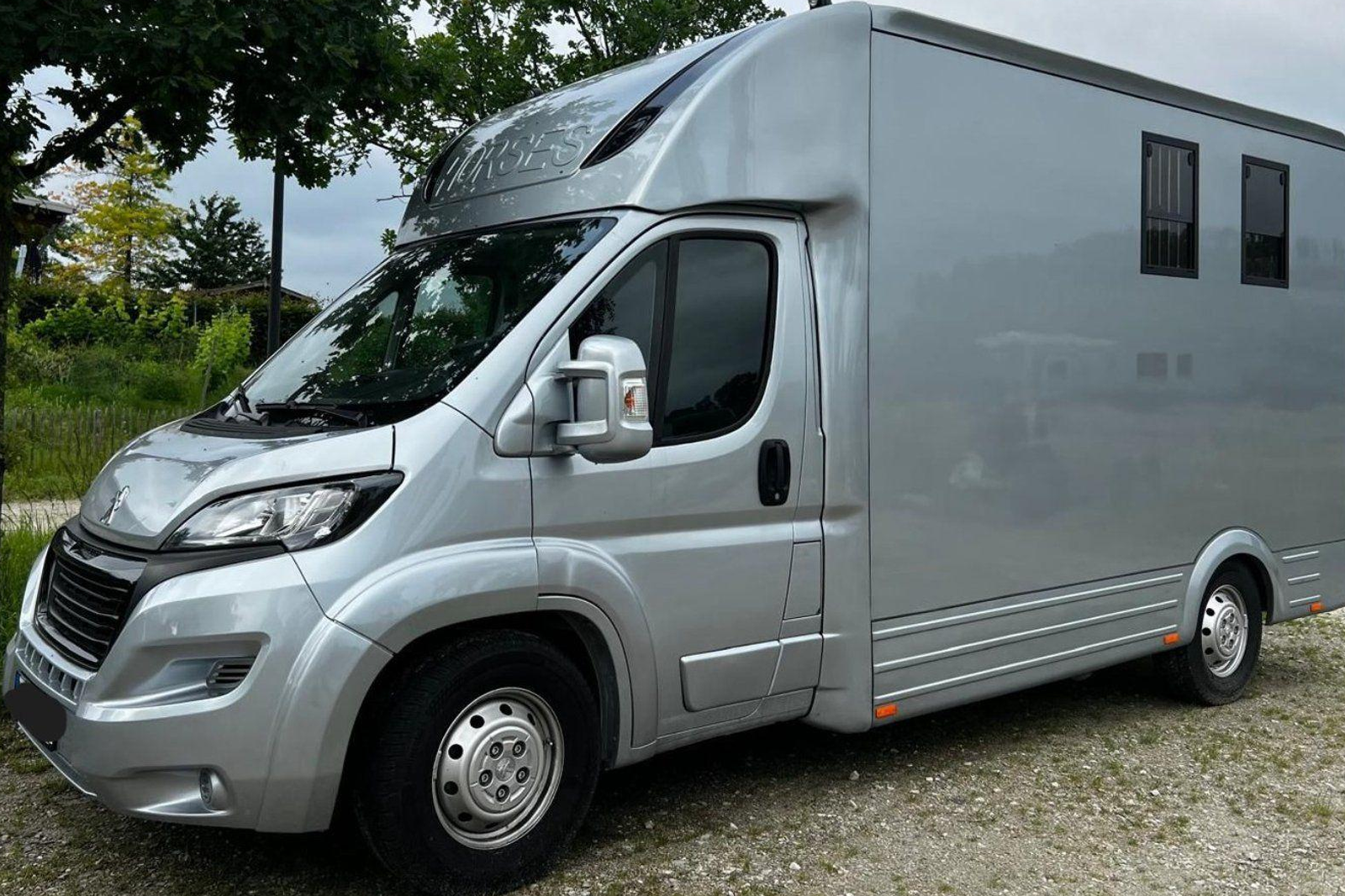 Peugeot Boxer Année 2022 Pferdetransporter Diesel 165 ch 9 700 km deutschautoimport 0000